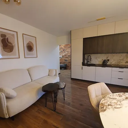 Lynova Z Parkingiem Podziemnym Apartman *